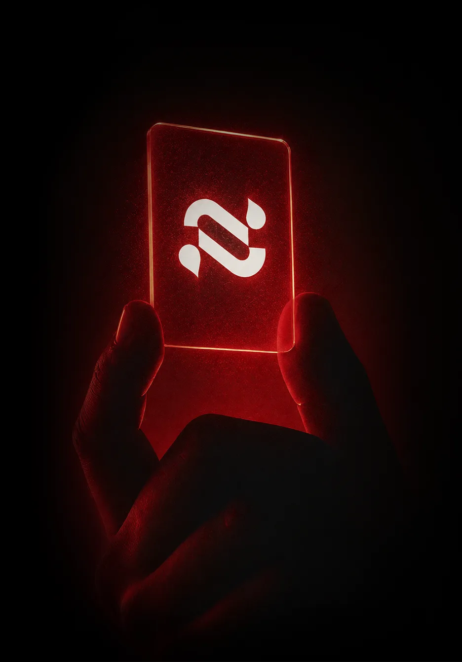 Mano sosteniendo una tarjeta con el logo de Navia iluminado en rojo